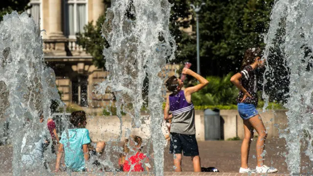 برطانیہ میں رواں ہفتے درجۂ حرارت 30 سینٹی گریڈ سے تجاوز کرنے کا امکان ہے۔