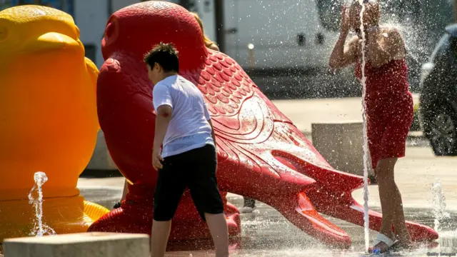  برطانیہ سمیت یورپ کے بیشترً ممالک میں محمکمۂ موسمیات نے شدید گرمی کی لہر کی وارننگ جاری کی ہے۔