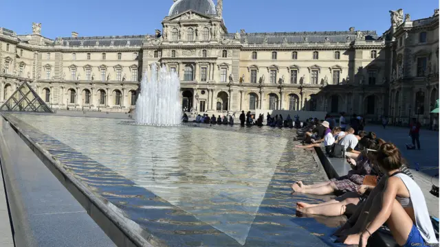 فرانس میں درجہ حرارت بڑھنے سے موسم گرم ہو گیا۔