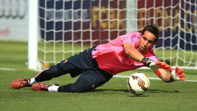 Manchester City mengeluarkan 18 juta euro untuk menggaet kiper Claudio Bravo dari FC Barcelona.