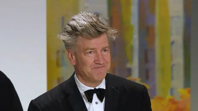 وافق المخرج ديفيد لينش في أوائل عام 2000 على تحويل "طريق مولهولاند" إلى فيلم سينمائي طويل