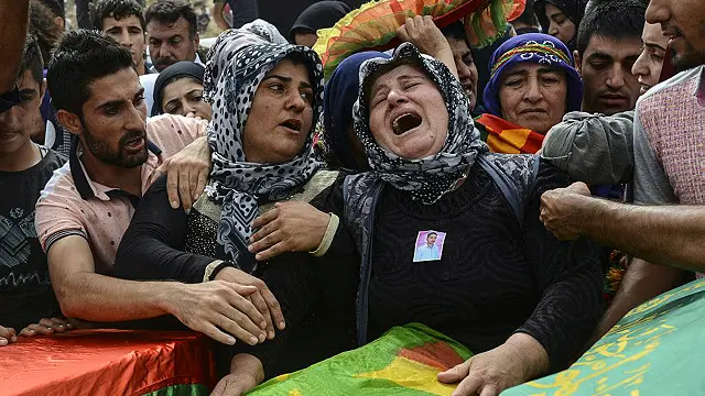 په ۲۰۱۵ کال جزیره کې د کردي اورپکو او حکومتي ځواکونو ترمنځ جګړه کې د ښار ډېره برخه ویجاړه او ګڼ کسان ووژل شول. 