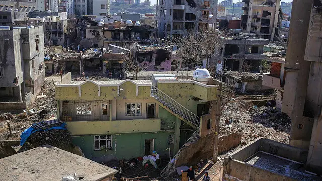 په تېره مارچ میاشت کې جزیره کې د کردي اورپکو او حکومتي ځواکونو ترمنځ جګړه کې ګڼې ودانۍ ویجاړې شوې. 