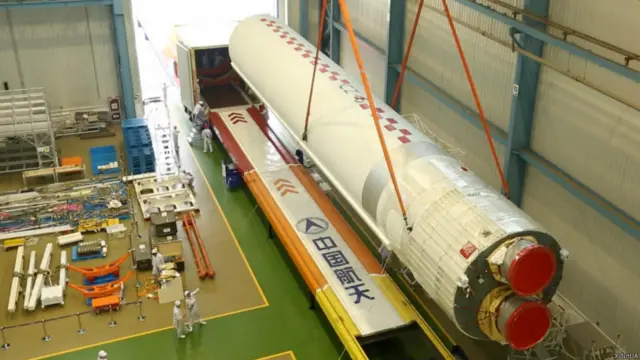 长征五号火箭在总装厂房运转