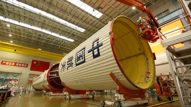 长征五号火箭在总装厂房进行吊装,运进集装箱