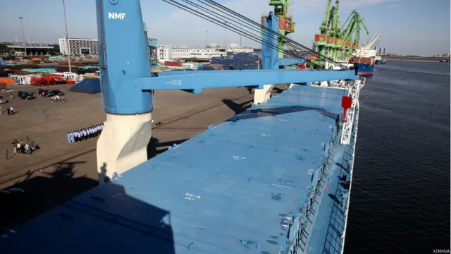 在天津港,装载长征五号运载火箭的远望号火箭运输船准备启航