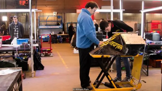 参赛队伍之间互相提供协助和建议。(图片来源: William Park)