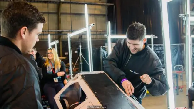 现在，标准化电机、电池及其他部件可以在市场上很方便地购买到，使得制造角斗机器人比以前容易了许多。(图片来源: William Park)