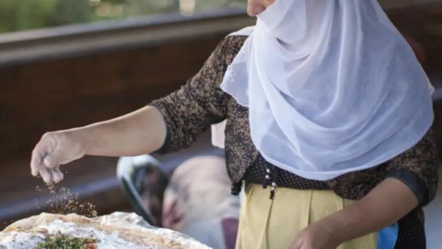 胡尔费什村妇女通过缝纫花边和刺绣赚钱(图片来源:萨拉·托特·斯图布)