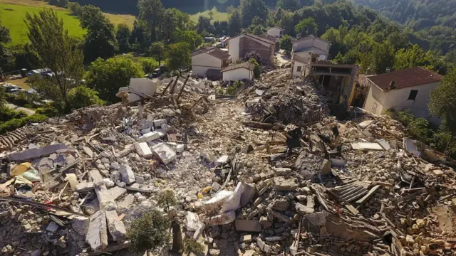  امدادی کارکن سونگھنے والے کتوں کی مدد سے ملبے میں پھنسے ہوئے لوگوں کا پتہ لگانے کی کوشش کر رہے ہیں