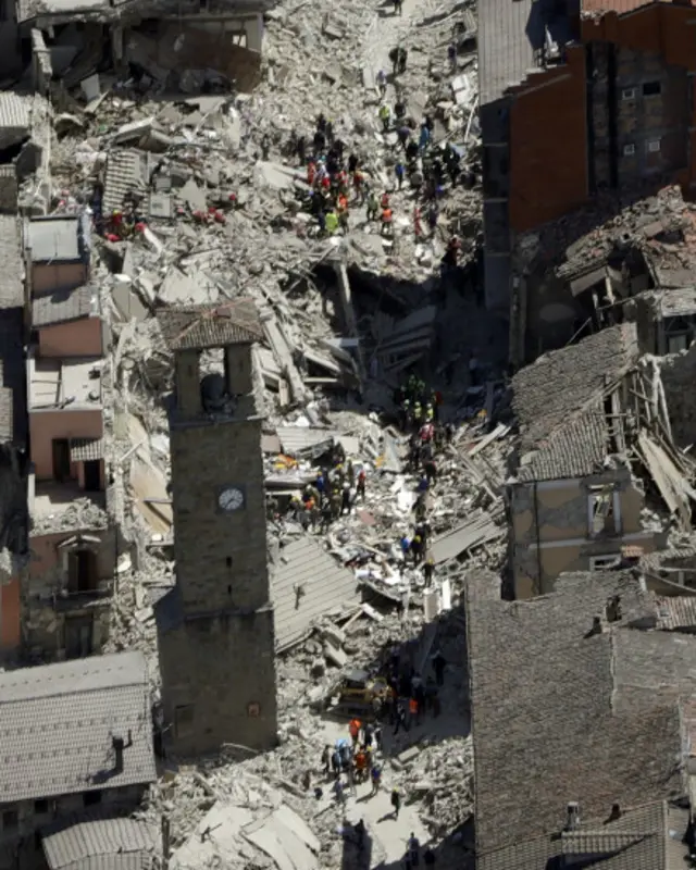 پانچ ہزار امدادی کارکنان ملبے میں دبے لاپتہ افراد کی تلاش جاری رکھے ہوئے ہیں تاہم زلزلے کے جھٹکوں کی وجہ سے امدادی کارروائیوں میں مشکلات کا سامنا ہے