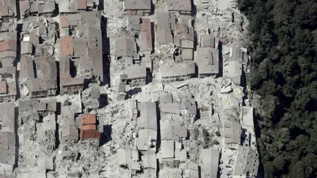 اٹلی کے وسطی حصے میں بدھ کو آنے والے شدید زلزلے میں ہلاک ہونے والے افراد کی تعداد 265 سے تجاوز کر گئی ہے اور ملبے تلے دبے افراد کے زندہ بچنے کی امید کم ہوتی جا رہی ہے۔