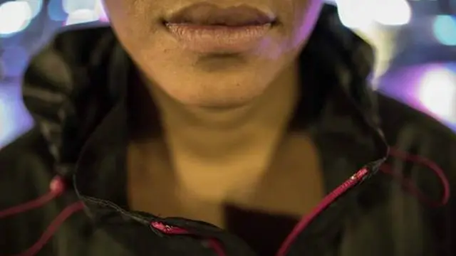 تخشى ماريا على حياتها وحياة أسرتها فتتنقل من مخبأ إلى مخبأ لتتفادي انكشاف أمرها كعضوة في فرق قتل تجار المخدرات