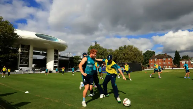 پاکستان اور انگلینڈ کے مابین پانچ ایک روزہ میچوں کی سیریز کا دوسرا میچ سنیچر کو لارڈز میں کھیلا جائے گا۔