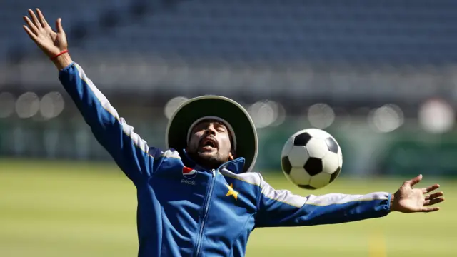 پاکستان اور انگلینڈ کے مابین اب تک 77 ون ڈے میچ کھیلے جا چکے ہیں جن میں سے 46 انگلینڈ نے جبکہ 29 پاکستان نے جیتے ہیں جبکہ دو بےنتیجہ رہے۔