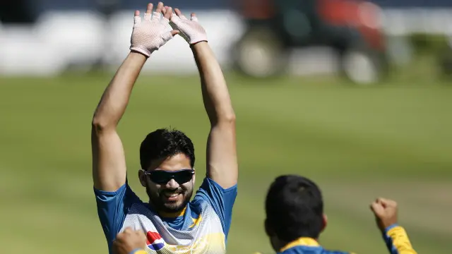 پاکستان کرکٹ بورڈ کی جانب سے اظہرعلی کو کپتان برقرار رکھنے کے باضابطہ اعلان کے بعد وہ قیاس آرائیاں دم توڑ گئی ہیں جو انھیں کپتان کے عہدے سے ہٹائے جانے کے بارے میں انگلینڈ کے دورے کے بعد سے جاری تھیں