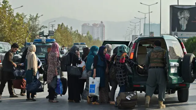 د همدې اوونۍ په پيل کې پوهنتون ته ۱۰۰ نوي زده کوونکي راغلل. زه په هغو زده کوونکو کې وم چې له دوی سره مو رضاکارانه مرسته کوله.