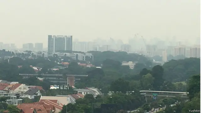 Kabut membatasi pandangan dari kawasan permukiman di Singapura, Sabtu (27/8).