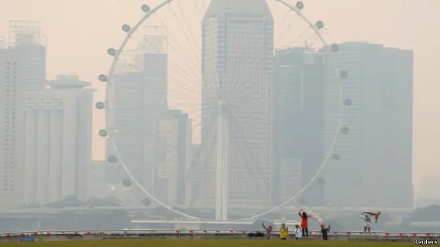 Pada Jumat (26/8), angin menghembuskan asap kebakaran hutan dan lahan di Pulau Sumatera ke Singapura.