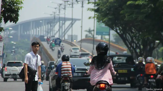 Kabut asap mulai menyelimuti Kota Pekanbaru, Riau, Sabtu (27/8).