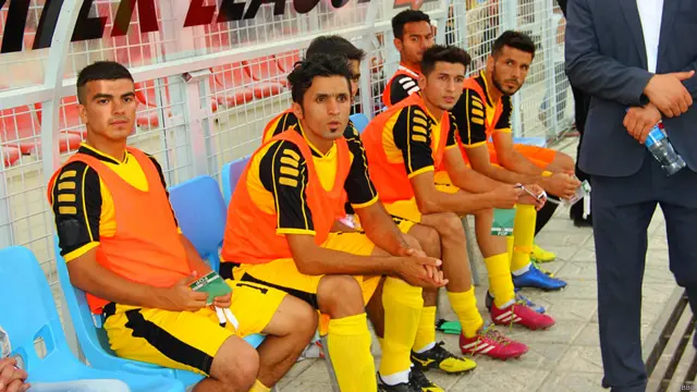 د افغانستان د فوټبال غوره لیګ سیالیو پنځم پړاو په کابل کې پیل شوی دی. (انځورونه زموږ همکار خوشحال تایب اخیستي)