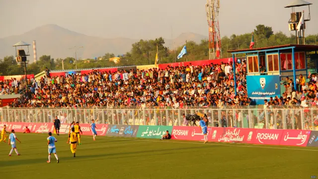 هرې لوبې ته زرګونه مینه وال ورځي. او خپلې د خوښې لوبډلې هڅوي.