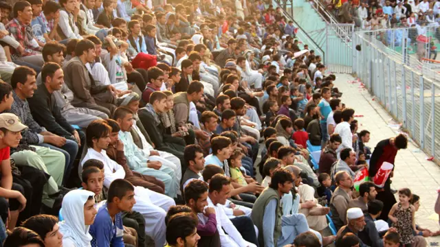 د لوبو تنظیمونکو د نارینه نندارچیانو سربېره د لوبو ښځینه نندارچیانو لپاره د لوبغالي یوه برخه ځانګړې کړې ده.