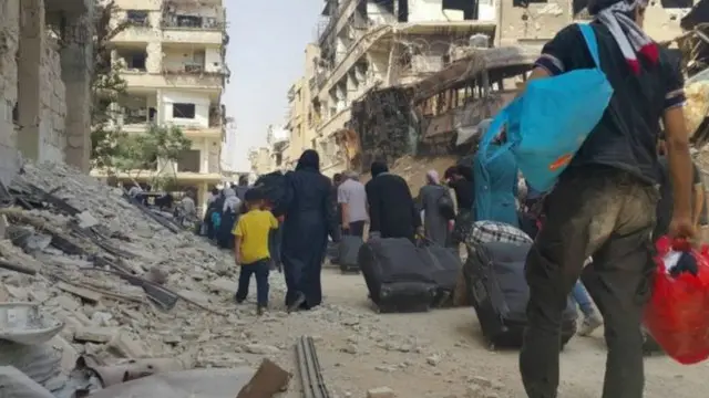 دمشق کے مضافاتی علاقے داریا سے لوگوں کا انخلا جاری ہے