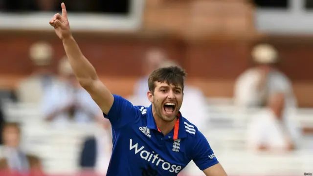 لیکن اس کے بعد شرجیل خان اور کپتان اظہر علی خوبصورت گیندوں پر آؤٹ ہو کر پویلین لوٹ گئے۔