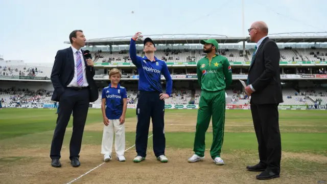 سنیچر کو لارڈز کے میدان میں دوسرے ایک میچ میں پاکستانی کپتان اظہر علی نےٹاس جیت کر پہلے بیٹنگ کرنے کا فیصلہ کیا۔