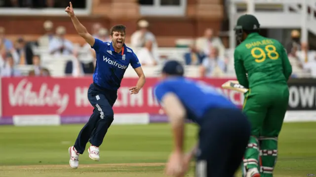 تھرڈ امپائر نے ہاٹ سپاٹ پر کوئی نشان نظر نہ آنے کے باوجود ’سنیکو‘ کی ہلکی آواز پر سمیع اسلم کو آؤٹ قرار دیا۔