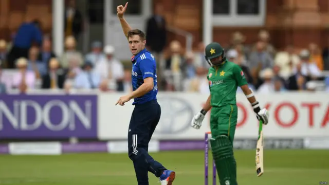 پاکستان کو پہلا نقصان اس وقت ہوا جب تھرڈ امپائر نے ایک متنازع فیصلے میں سمیع اسلم کو آؤٹ قرار دے دیا۔