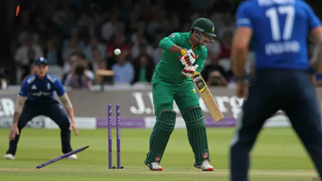 یہ دونوں ایسے وقت میں بیٹنگ کرنے آئے جب دو رنز پر پاکستان کے تین کھلاڑی پویلین لوٹ چکے تھے۔