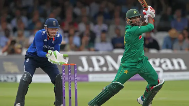 سرفراز احمد نے 61 گیندوں میں تین چوکوں کی مدد سے نصف سنچری مکمل کی۔