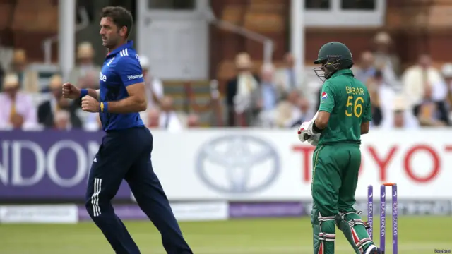 بابر اعظم اور سرفراز احمد نے چوتھی وکٹ کی شراکت میں 63 گیندوں میں 64 رنز سکور کیے۔