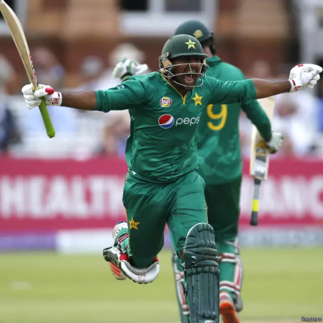 سرفراز احمد نے 124 گیندوں میں سنچری مکمل کی