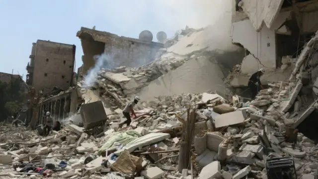 این بمب به چادر عزادارانی برخورد کرده که در حال برگزاری مراسم قربانیان بودند