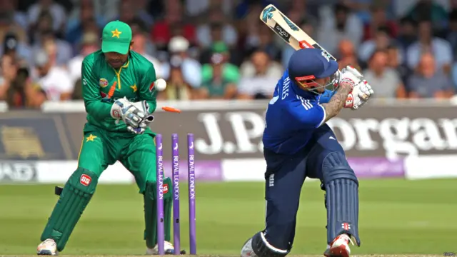 عماد نے ہیلز کو بولڈ کیا۔