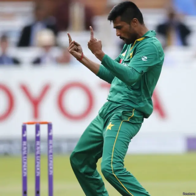 پہلے اوور کی دوسری گیند پر محمد عامر نے جیسن روئے کو آؤٹ کیا۔