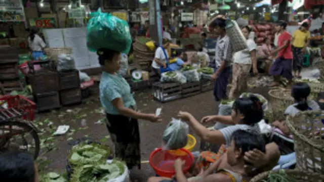 ကုန်ဈေးနှုန်း ကျဆင်းအောင် အစိုးရကို ဘာတွေ လုပ်ပေး စေချင် ပါသလဲ