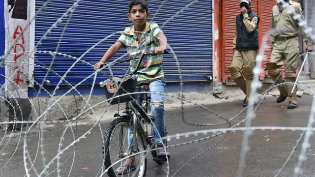 پلوامہ ضلع کے اکثر قصبوں اور پرانے سری نگر کے دو پولیس تھانوں کے تحت آنے والے علاقوں میں کرفیو اب بھی جاری ہے