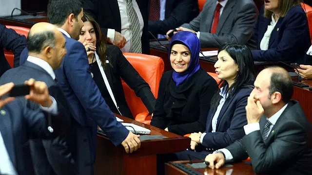 په ۲۰۱۴ کال د ترکیې د پارلمان څلورو ښځینه غړو د حجاب اغوستل پیل کړل. 