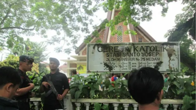 Polisi melakukan penjagaan di depan gereja setelah serangan.
