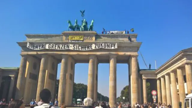 روز شنبه حدود ۱۵ نفر با پلاکاردهایی که روی آنها نوشته شده بود "مرزهای امن، آینده امن" حدود یک ساعت بالای بنای برندنبرگ ماندند