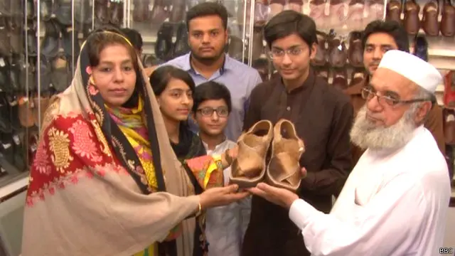 موچي وايي، په خپله خوښه یې شاه رخ خان ته د هوسۍ له څرمنې څپلۍ جوړې کړې او هرو مرو به یې ور ولېږي.