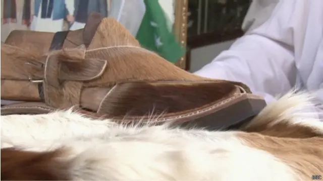 موچي جهانګیر خان له دې مخکې د زمري له څرمنې د پاکستان لومړي وزیر ته هم څپلۍ جوړې کړې دي.