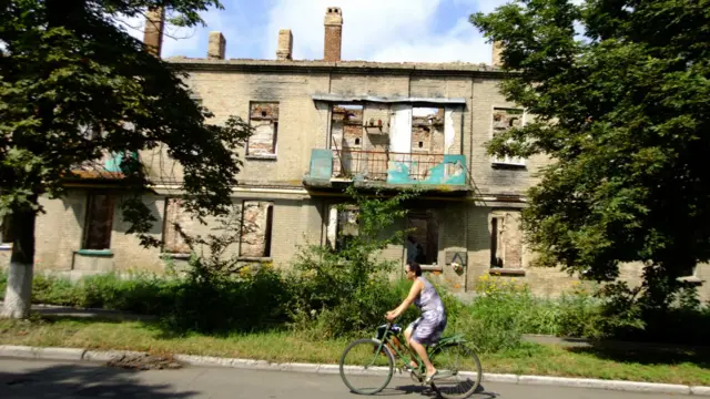 Саме місто дуже постраждало внаслідок боїв. Так виглядає один з будинків в Іловайську влітку 2016 року.