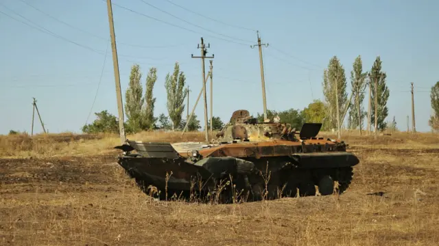 26 серпня з'явилися повідомлення про те, що сили АТО в Іловайську потрапили в оточення. У Києві заявили, що кадрові військові частини Росії перетнули кордон України й діють, зокрема, під Іловайськом. У Кремлі такі звинувачення відкинули.