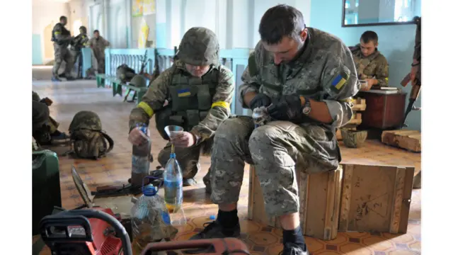 Серед бійців в Іловайську був і активіст Майдану, а нині депутат Володимир Парасюк (праворуч). Під час виходу він потрапив у полон, однак сепаратисти не впізнали його. Пізніше Володимира Парасюка разом з кількома іншими бійцями АТО обміняють.