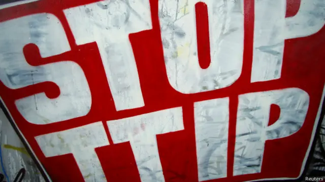 2016年7月21日，在德国法兰克福举行的抗议活动中，示威者高举阻止TTIP的标语